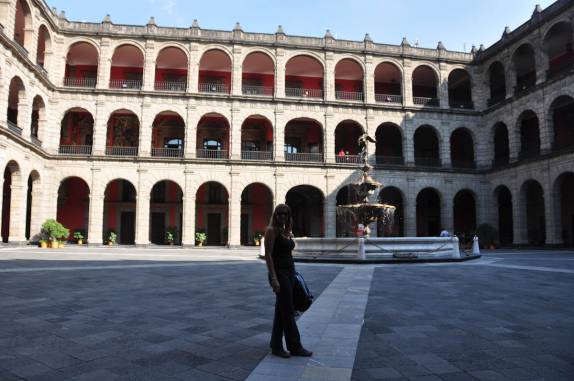 Visitando o Palácio do Governo, na Cidade do México, capital do país